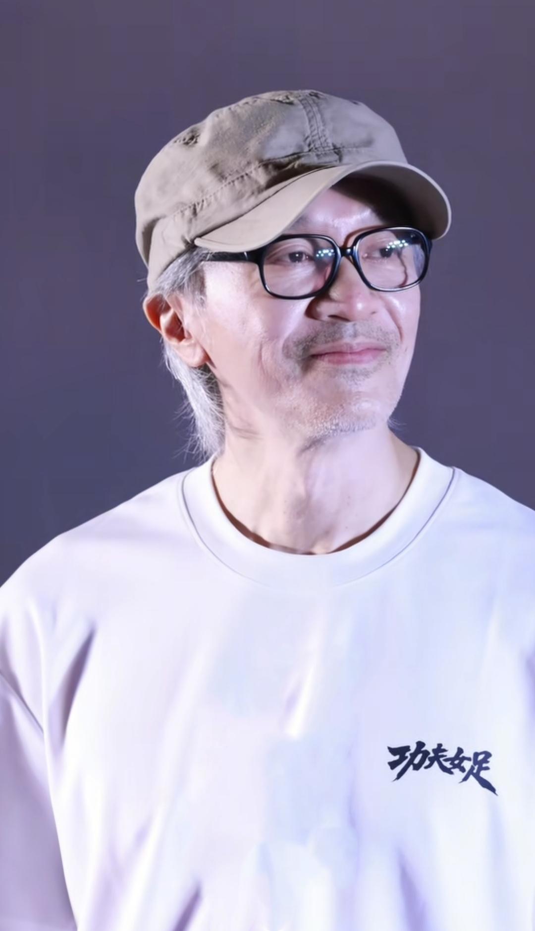 周星驰为了新电影，
功夫足球路演的时候，
台下的粉丝喊话，
让星爷转过身去，
虽