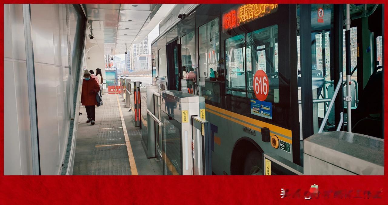 宜昌市发展大道第一座BRT公交站除夕投入使用。

这一BRT公交站设立在夷陵万达