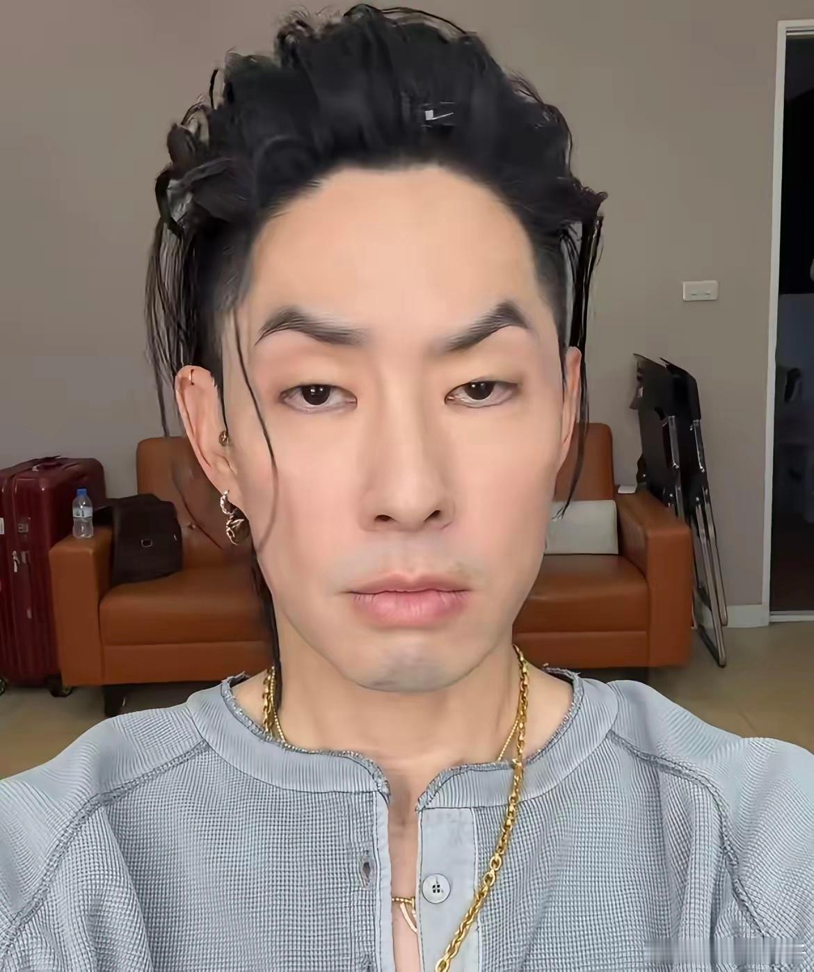 我有一种感觉吴建豪离婚这7年过得很开心因为他的面相已经开始变了，不光是瘦40斤后