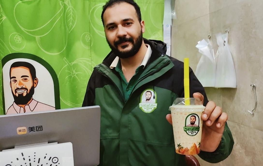 来都来了，还是要试试这杯雷锋果汁，老板正好在店里，他普通话挺标准的，点了一杯牛油