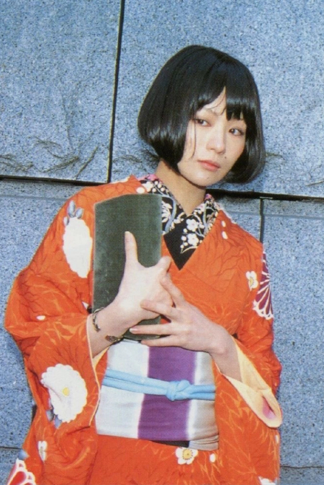 1999年，摄影师久家靖秀镜头下的椎名林檎。 