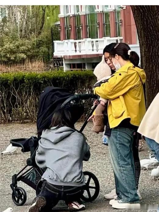陈伟霆何穗带儿子出游 明星带娃见多了，像这对这么低调接地气的真不多。没有保镖开道
