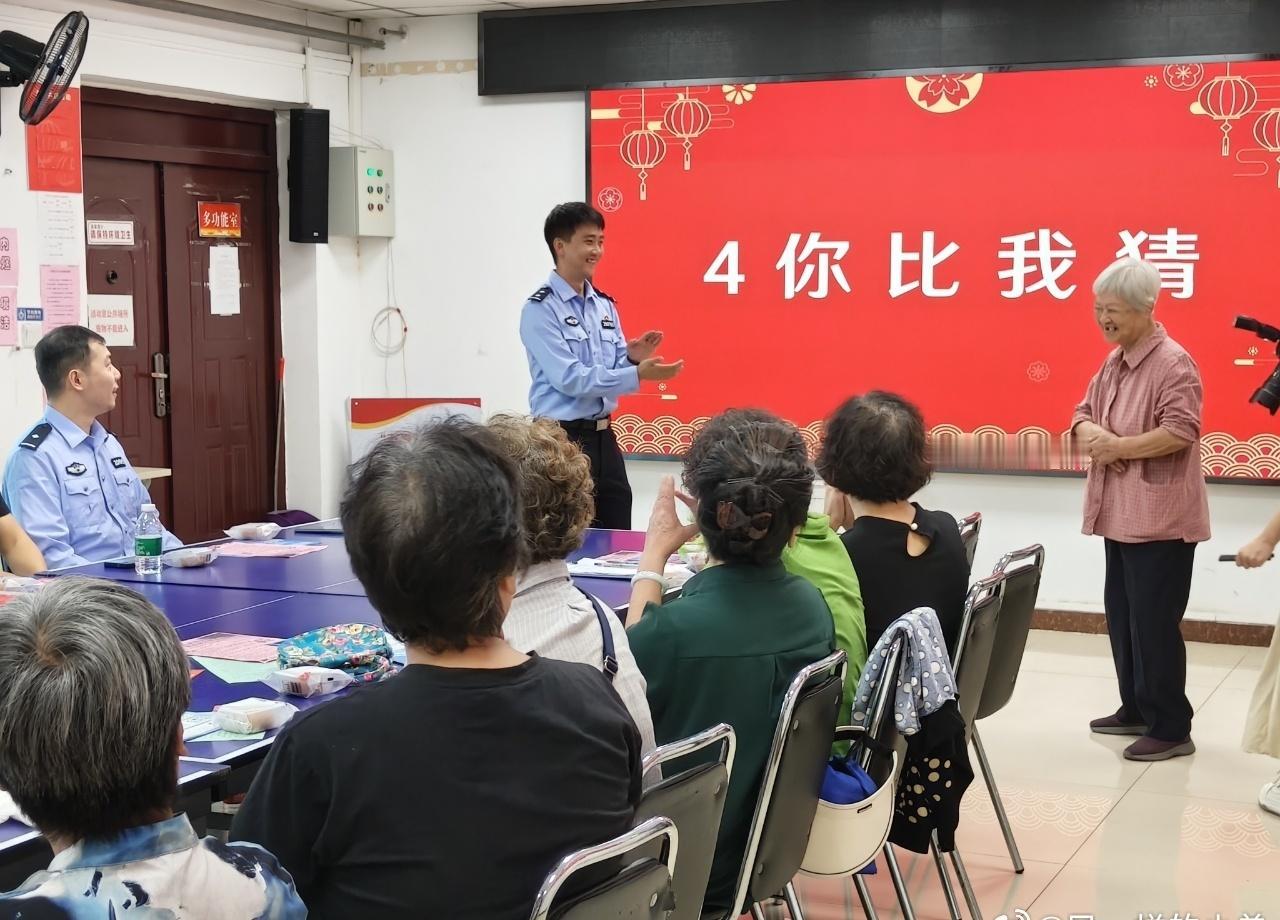 一场 “你比我猜” 趣味游戏热闹开场，没有复杂规则，不用花哨道具，简单的手势和默