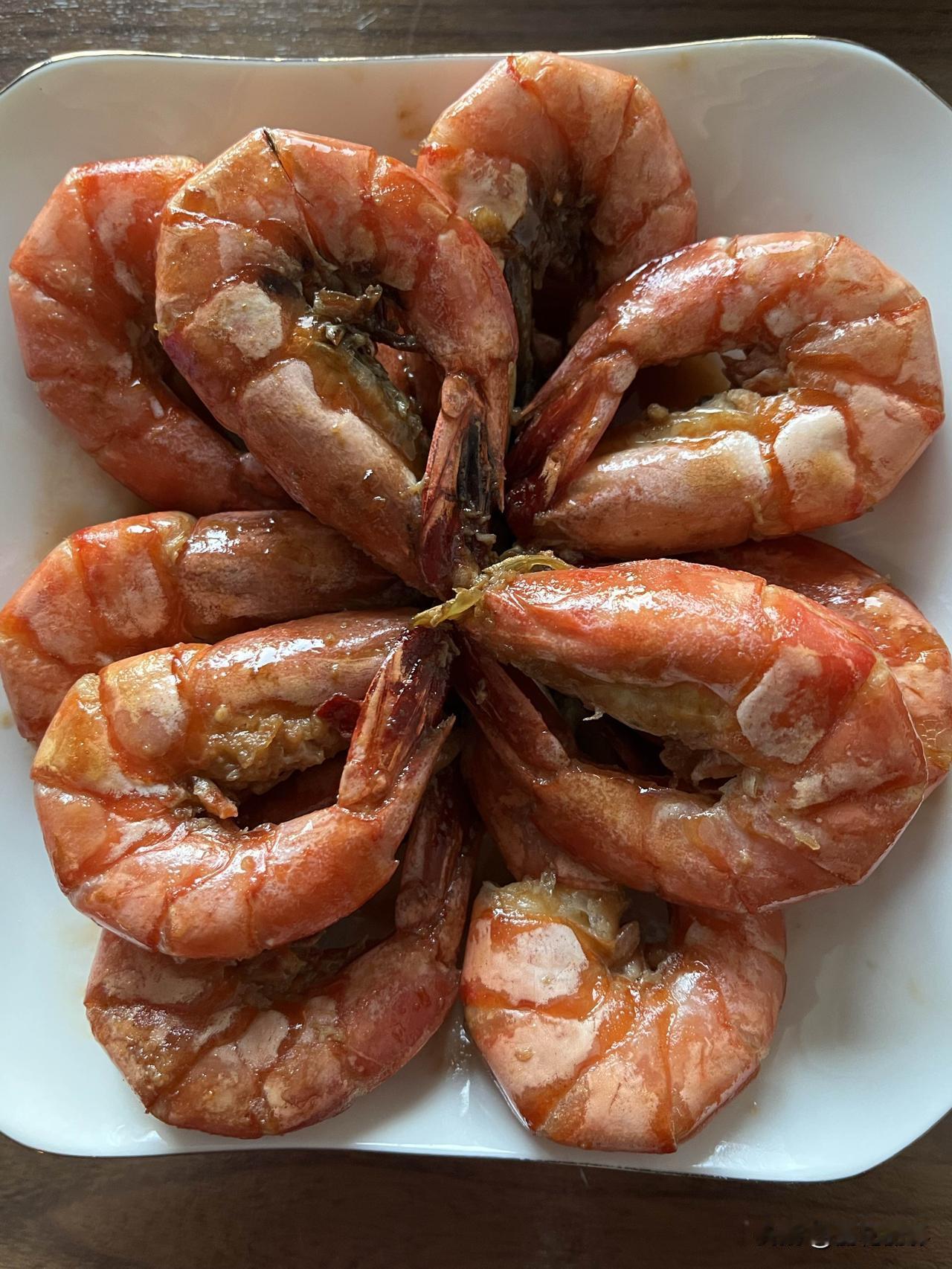 好友们晚上好！周五愉快，晚餐香香！今天的晚餐：
红烧排骨
油焖大虾
素炒菜花
玉