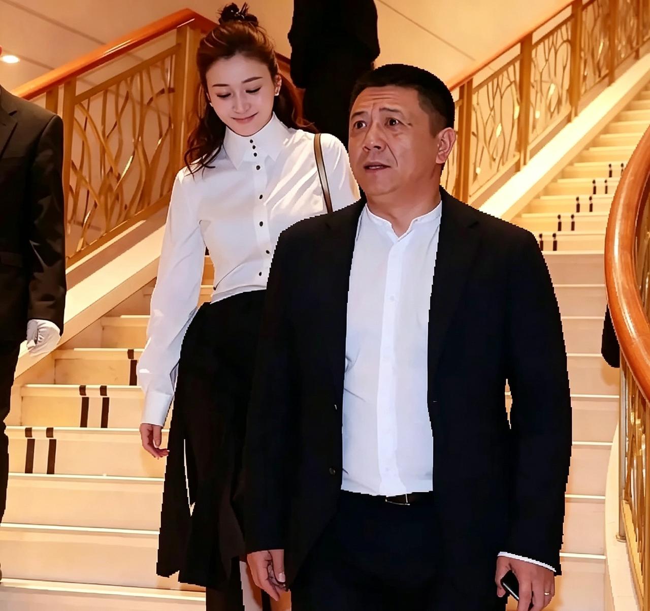 这图是早年他俩还没离的时候拍的。李小冉穿白衬衫配黑裙，看着真舒服，素净又显气质。