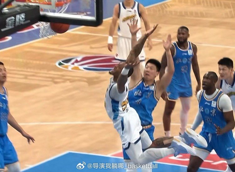 广厦这个外援塔克每次突破都能做出来你意想不到的怪异动作