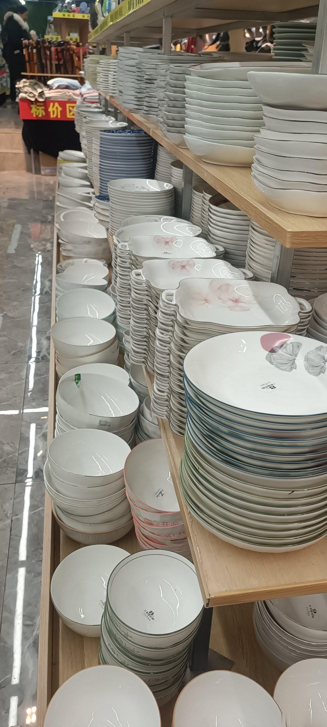 马路对面有个小商品店，货品琳琅满目，大部分单价都是2.5元，小朋友很喜欢逛，每天