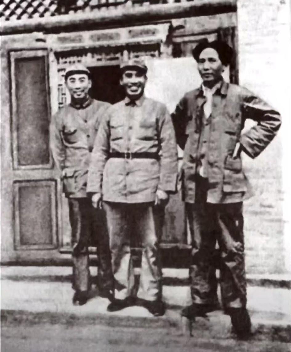 1937年延安珍贵同框：三位伟人历经16年风雨，终于拍下这张合影
 
这张193