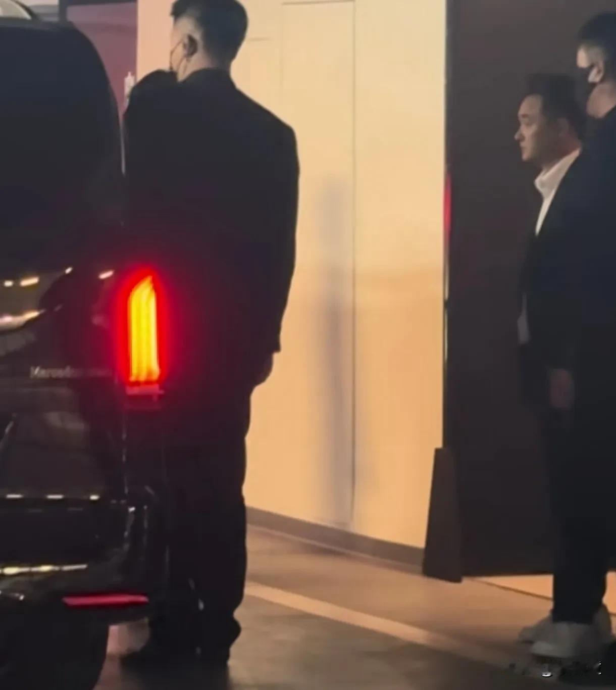 王曼昱这排面可以！
王曼昱参加巴黎世家的活动，在下车入口处，有粉丝早早就在那里等