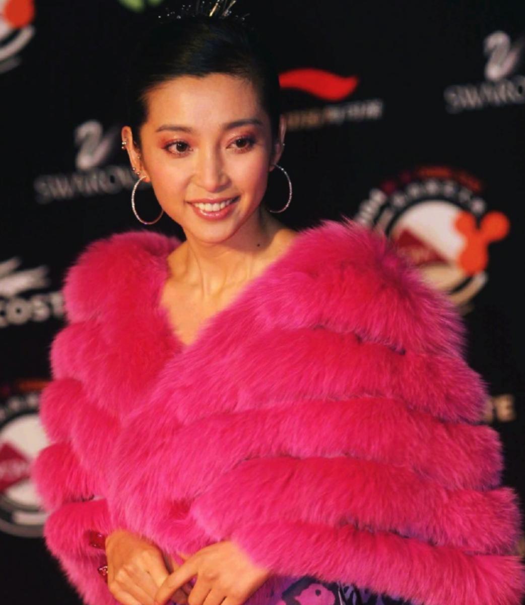 20年前的明星红毯秀，贵在真实，没有滤镜，那会儿娱乐圈也有趣，大家都活得像真人。