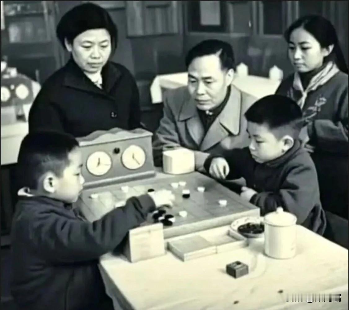 1962年，聂卫平与父母、姐弟留下的一张合影。

10岁的聂卫平正在全神贯注地与