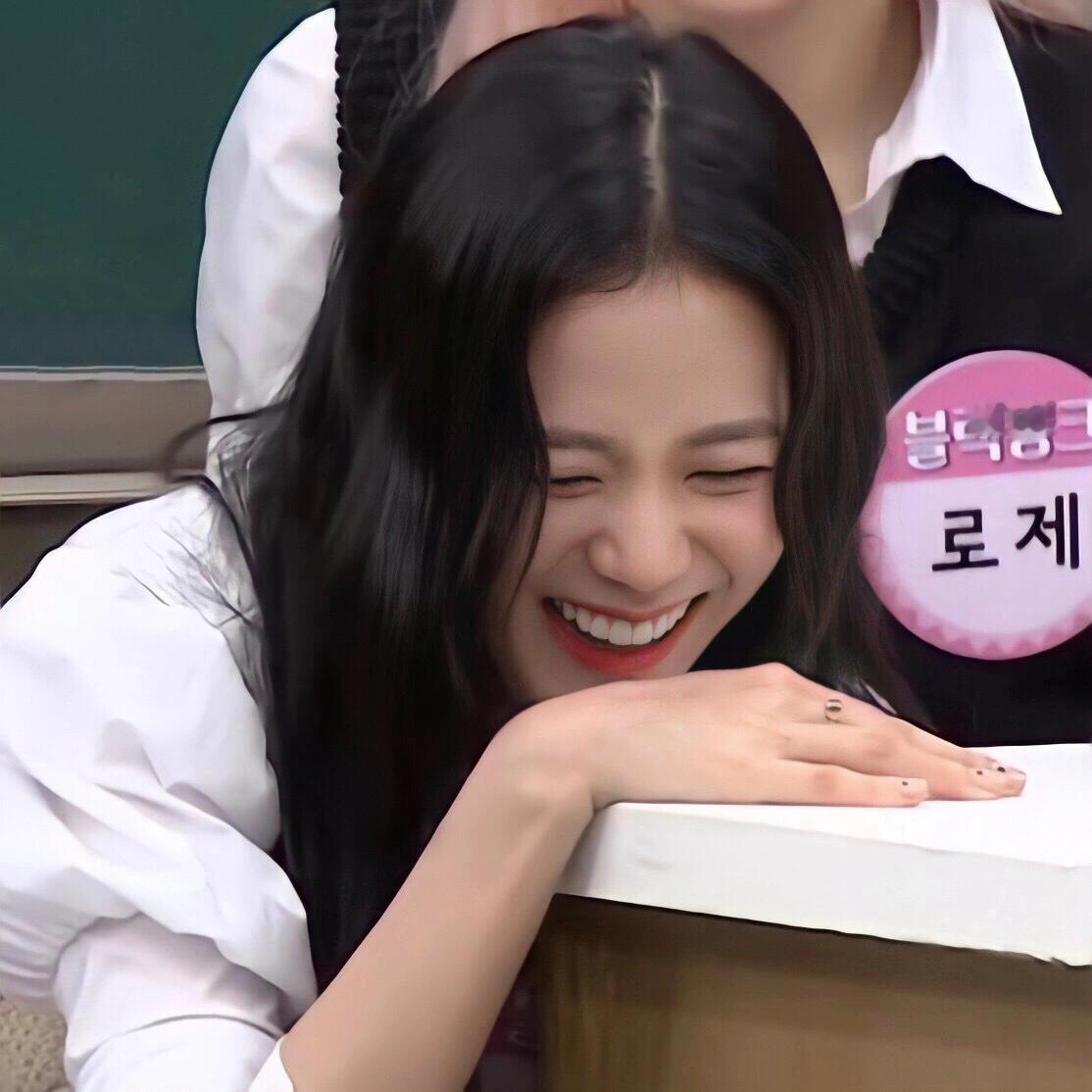 JISOO这张照片在X上又火起来了纯天然大美女你就这样吧！！ 