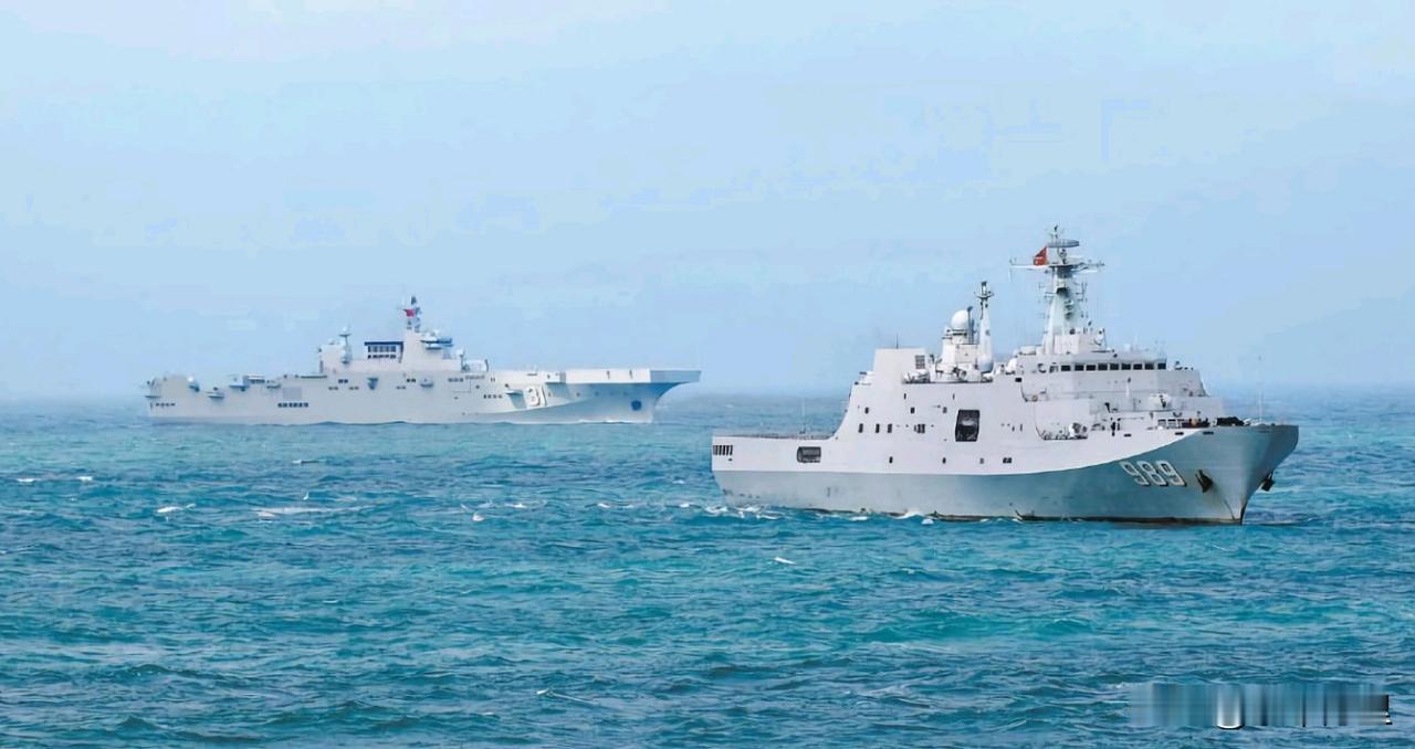 071型船坞登陆舰、075型两栖攻击舰同框。不得不说，4万吨级舰艇的大小尺寸，确