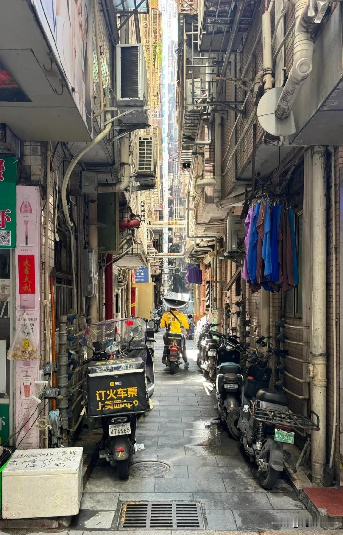 罗湖东门，别看这是城中村，里面却有很多青春靓丽的姑娘，据说这里每天都在上演短暂的