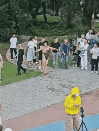 太大意了！关键时刻，头套竟然掉了！本来想演个大妈，这下子变成秃头大爷了！大爷还有