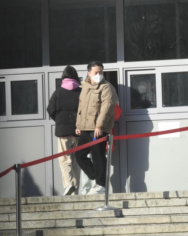 微博视界大会红毯真是热闹非凡，杨超越的走红毯环节堪称一绝。她身着LouBe定制红