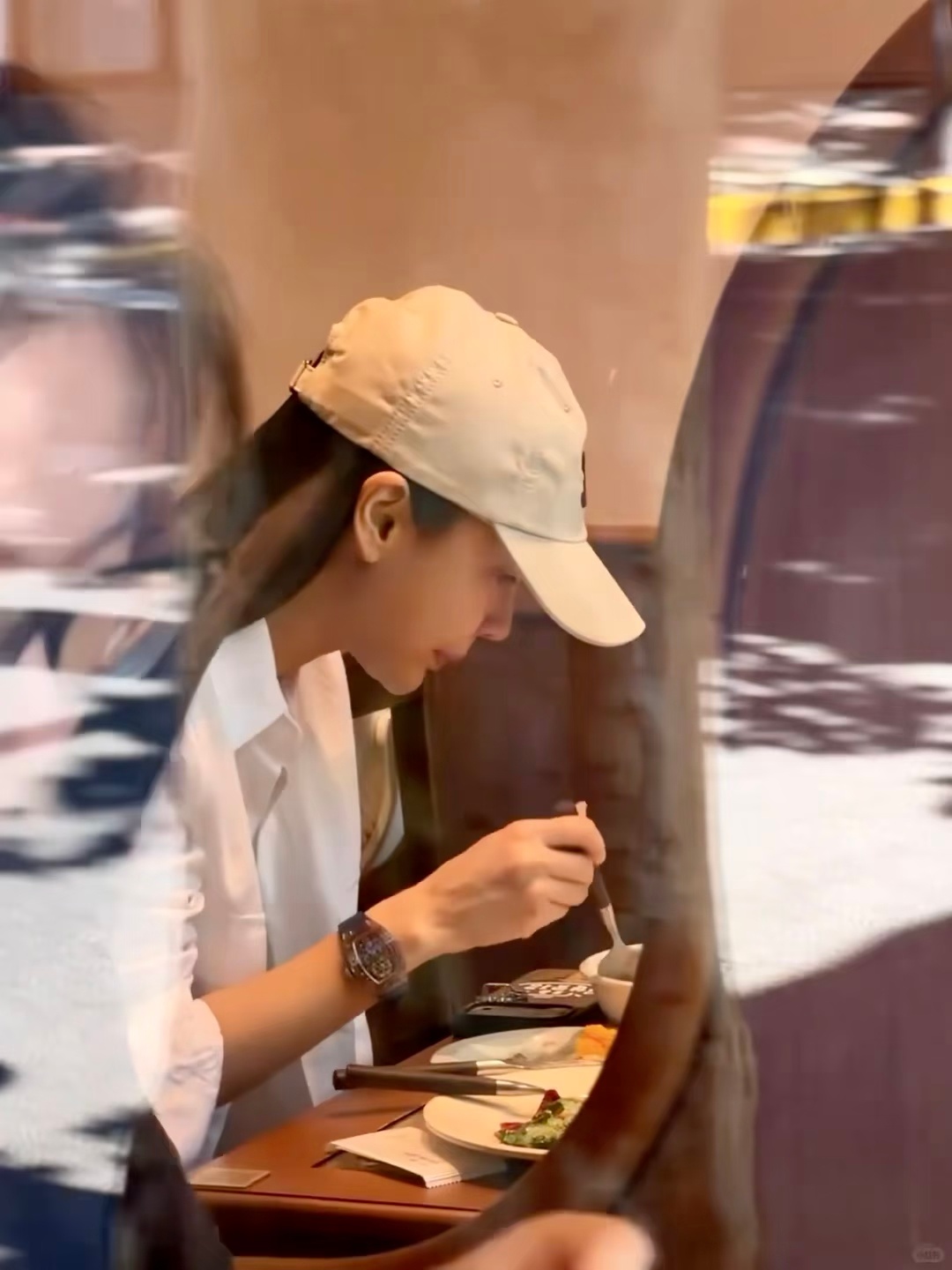 网友偶遇Angelababy，2000w的手表太吸睛了！ 