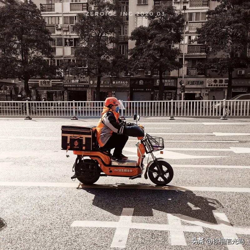 邻居的姐姐问我，写微头条收益怎么样？能不能当全职来做。她说她现在小孩上幼儿园了，