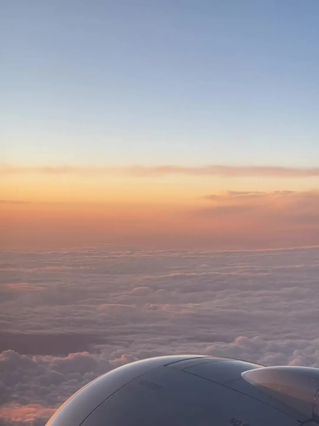 “不计划了，出发啦”✈️ 在飞机上看到了新疆晚上21:50的日落