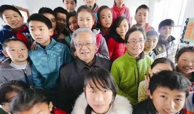 2005年，一名外交官退休后，携妻子离家，从此杳无音信。直到10年后，一位衣衫破