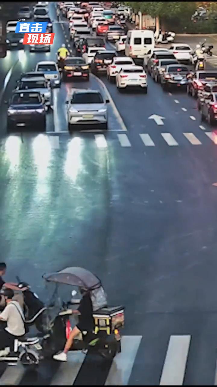 现场：孕妇羊水破裂即将临盆，正遇晚高峰，情况危急，铁骑交警一路开道护送，最终母女