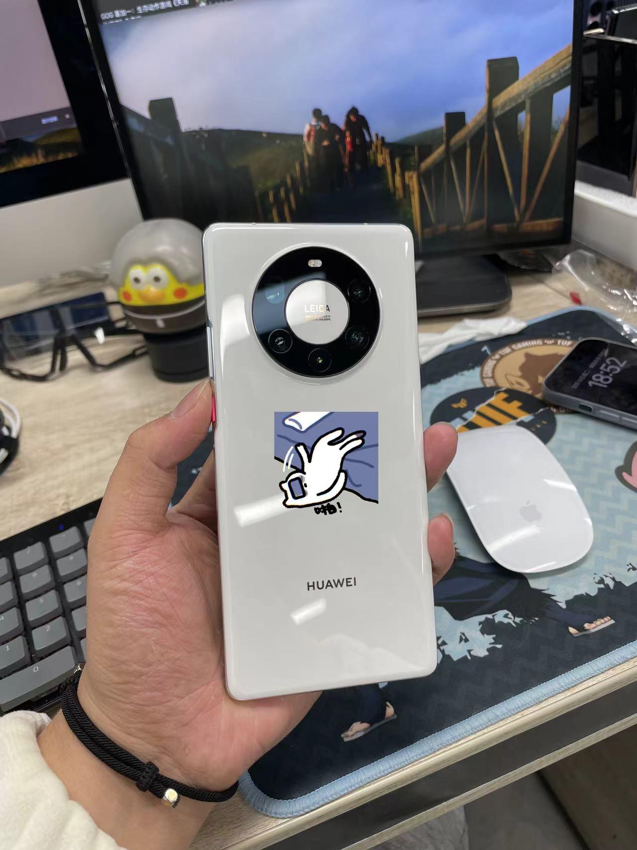 颜值即正义！
即便几年过去白陶瓷的Mate40 Pro+的颜值，依旧是无敌的！
