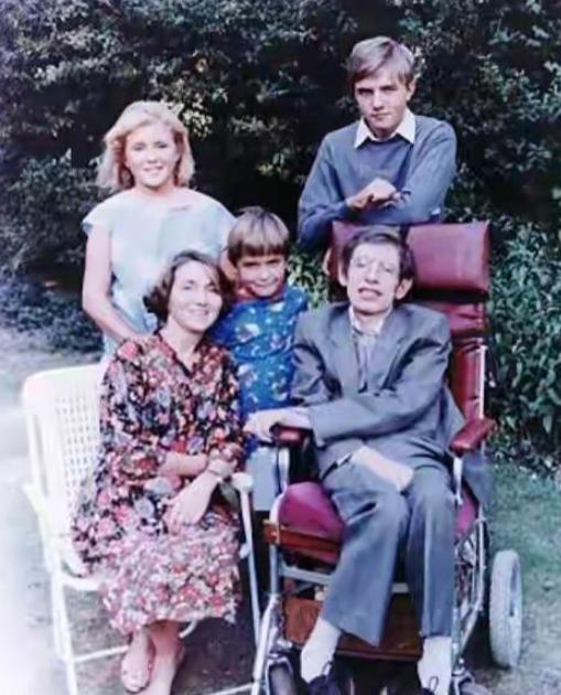 九十年代，不少人和爱泼斯坦多多少少有过交集，一句轻飘飘的话就弱化了负面影响。
萝