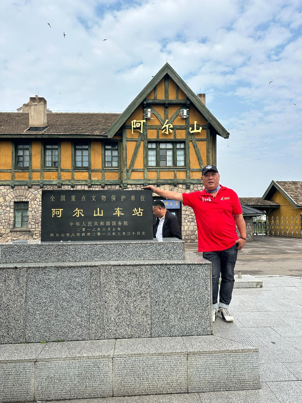 阿尔山，一座迷人的边陲小城。
它四周草原环绕，呼伦贝尔、锡林郭勒、科尔沁、蒙古四