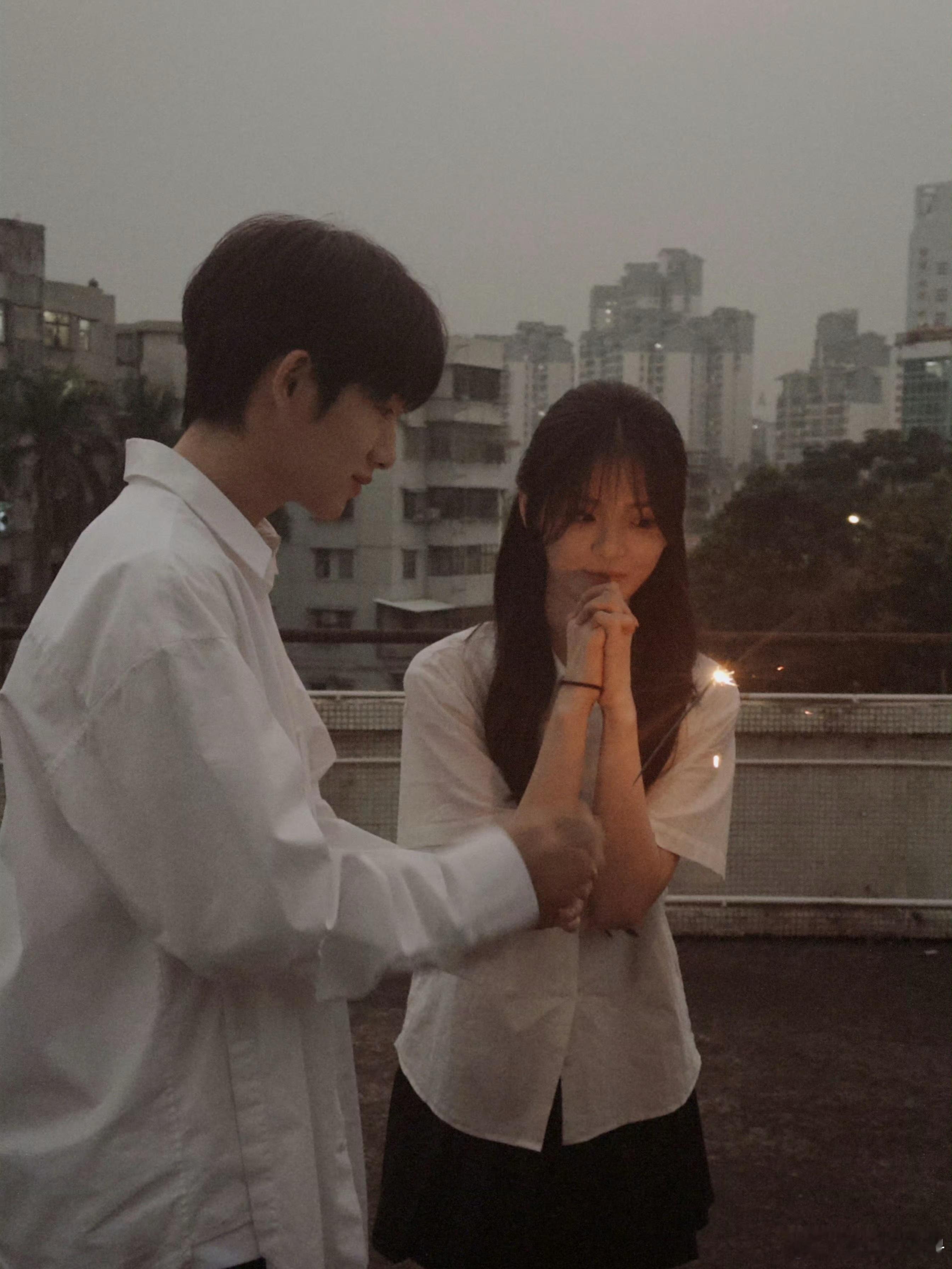 猫叔的镜头果然会讲故事，花絮、片花每一个都好戳人。以前《飞奔》的物料就看得人上头