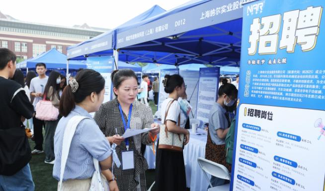 公立高校涉外人才定向扶持常态化，本土毕业生就业自助化，双向差距引爆公众热议。
 