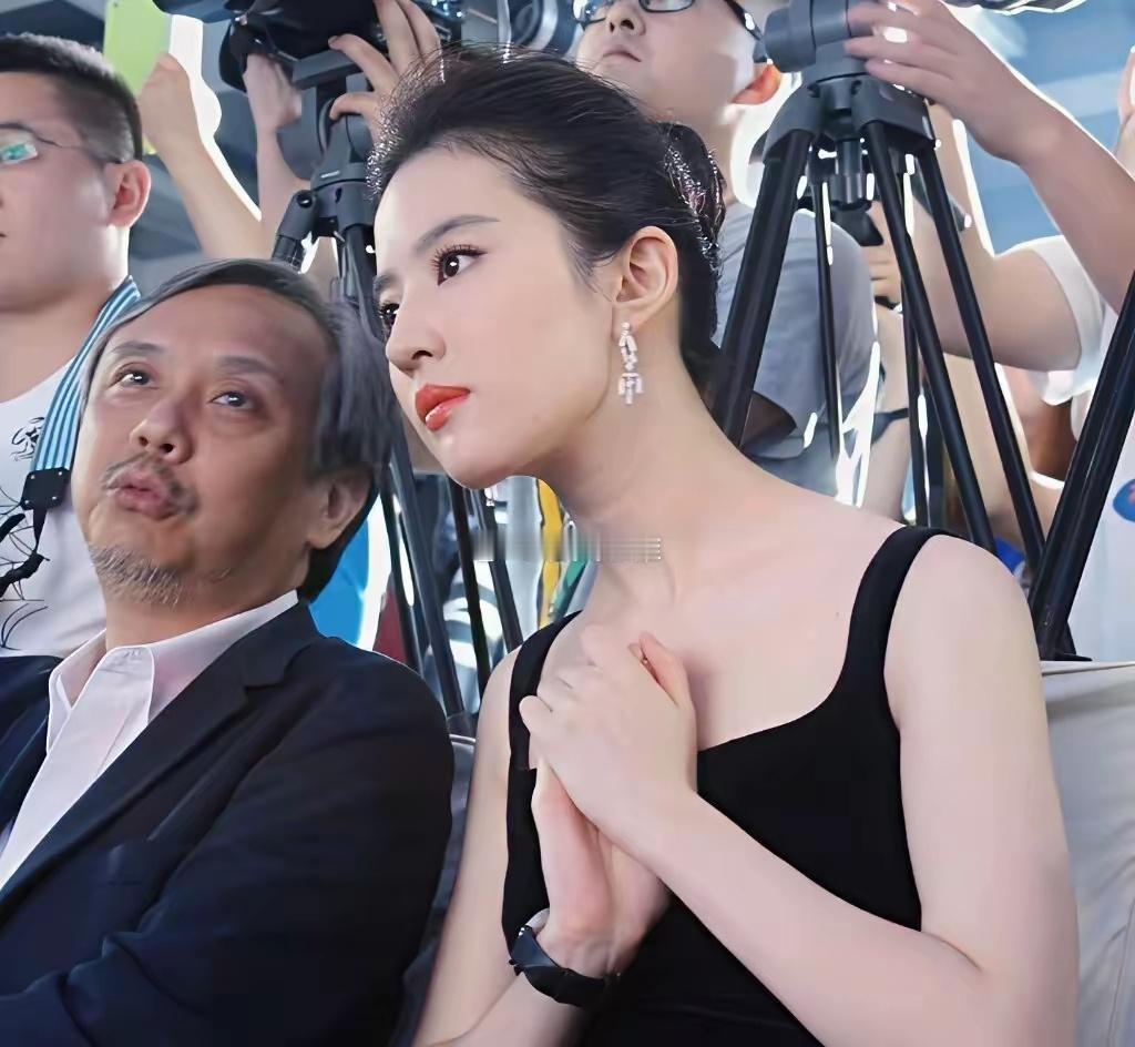 刘亦菲抗住了从下往上的死亡镜头360度全方位美女，比一些女星的搔首弄姿强多了 