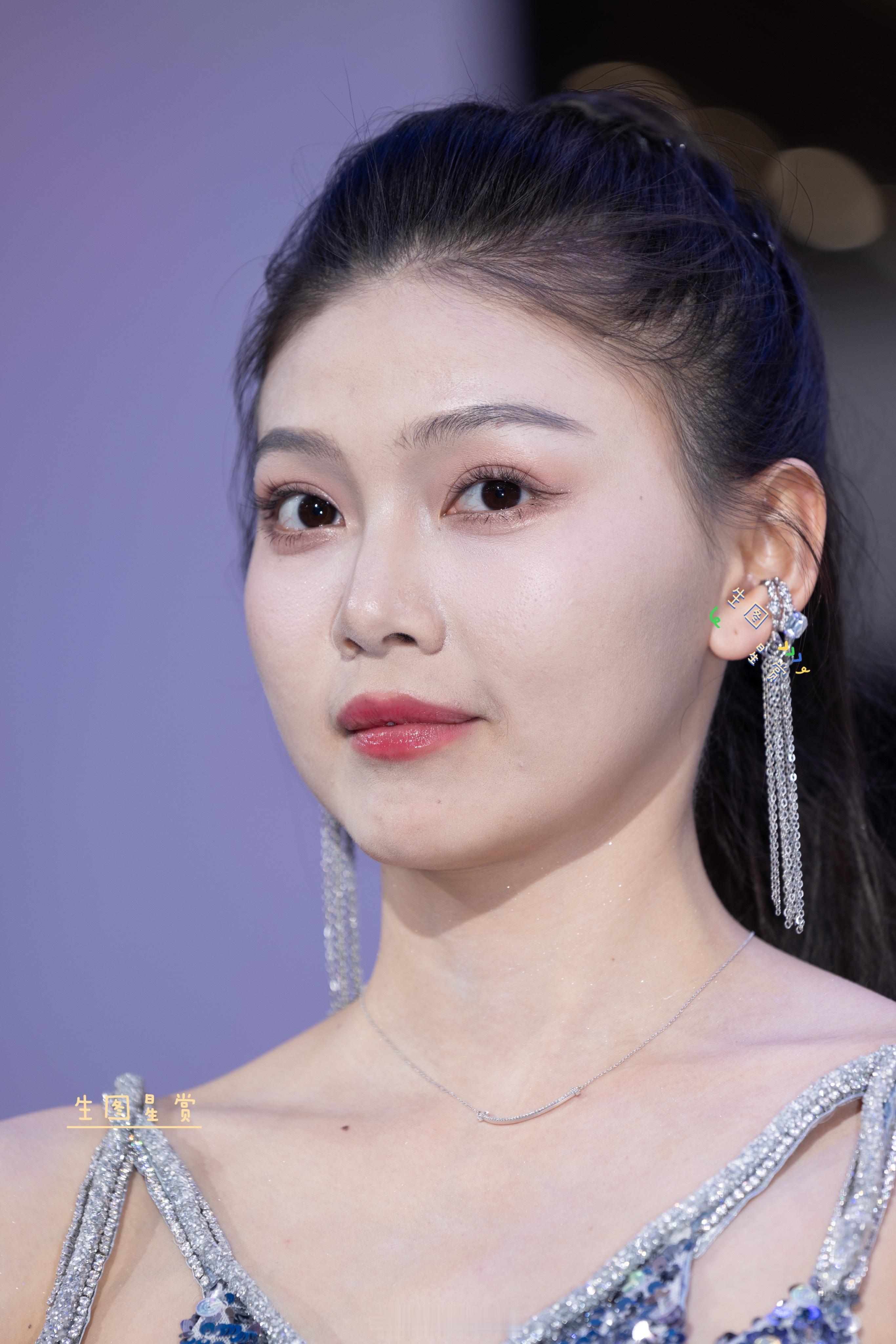 肖雨婷2025上海车展出图，182身高顶级身材，大长腿轻松跨越太平洋[awsl]