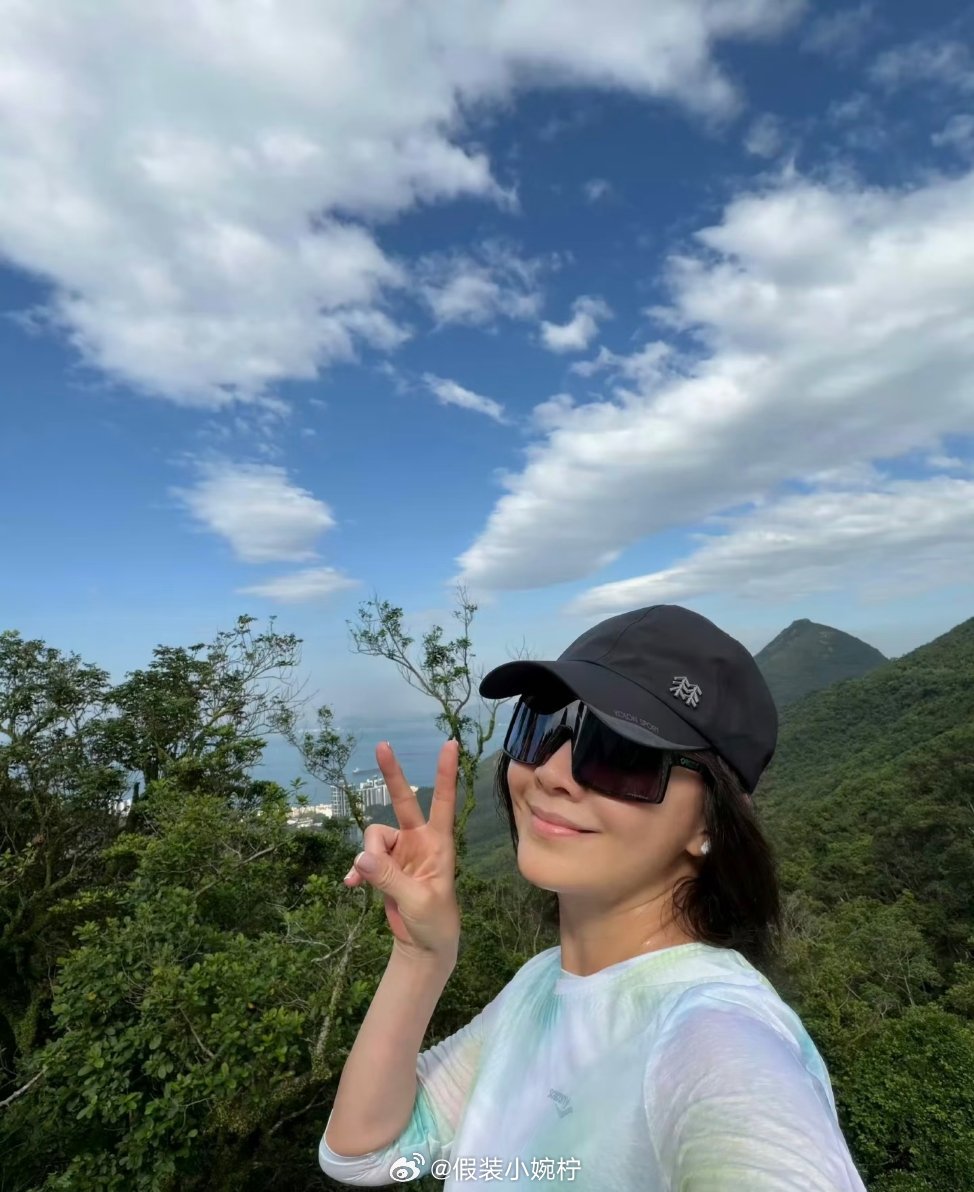 刘嘉玲60岁素颜状态 刘嘉玲晒晨跑素颜原图真的很戳人，坦然接纳脸上岁月痕迹，拒绝