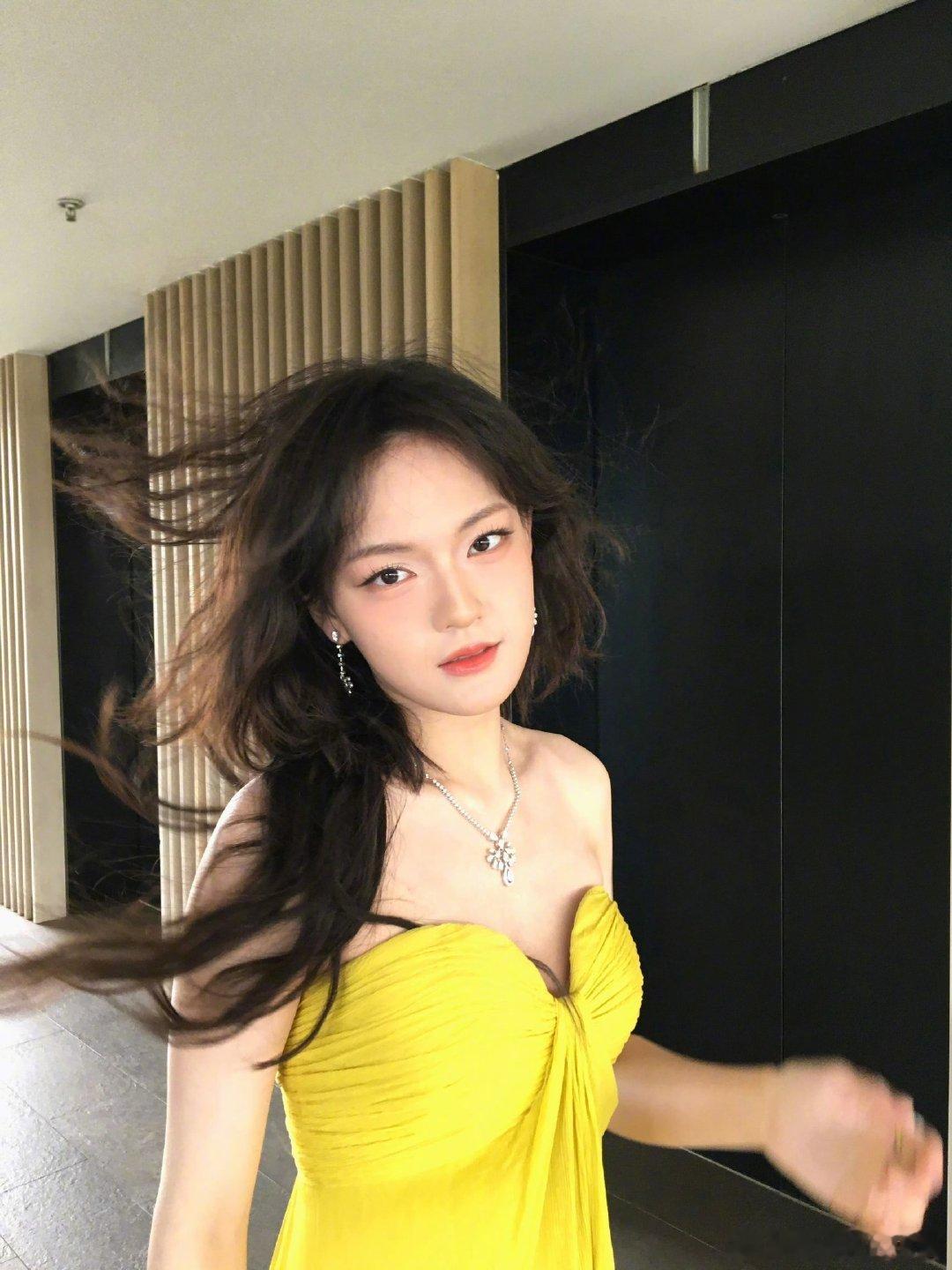 文淇ELLE红毯好亮 文淇ELLE红毯戳心巴！亮黄色抹胸长裙衬皮肤雪白，侧编麻花