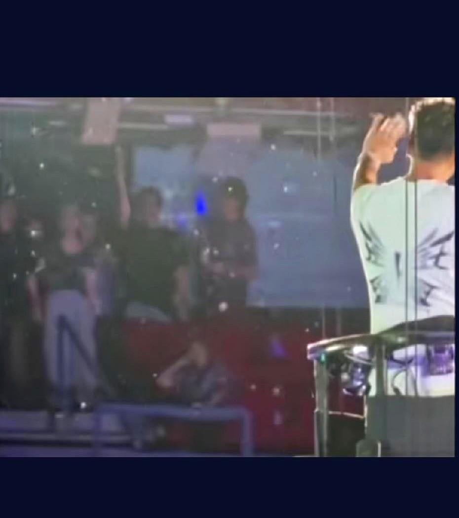 50多岁的人了，还能这样爱着，真不多见。

鸟巢演唱会上，灯光打成一片紫色，谢霆