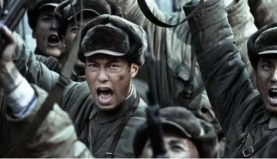 1955年授衔仪式结束后，曾泽生紧攥着中将军衔证书，对身边人说道：“感谢彭老总，