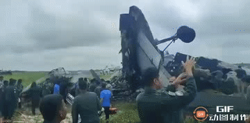 一架印度空军安-32运输机在印度东北部乔尔哈特空军基地尝试降落时坠毁。据当地媒体