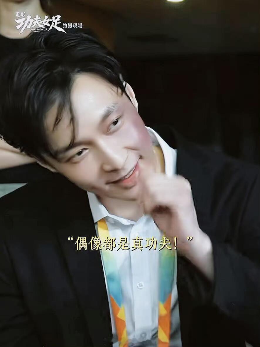 张艺兴烧腿毛的戏居然拍了几十条很难想象张艺兴为喜剧镜头这么拼，片中烧腿毛戏份实拍