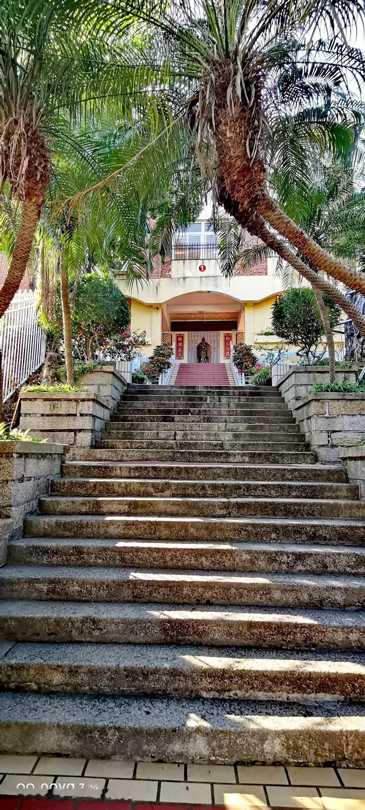 福建厦门鼓浪屿
鼓浪屿位于中国福建省厦门市西南隅，与厦门岛隔海相望。鼓浪屿以其优