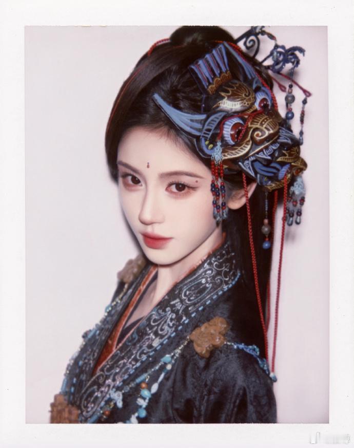 鞠婧祎傩戏元素造型蓝金红的傩戏标志性配色，落在战国袍上一点不显杂乱，反而层次满满