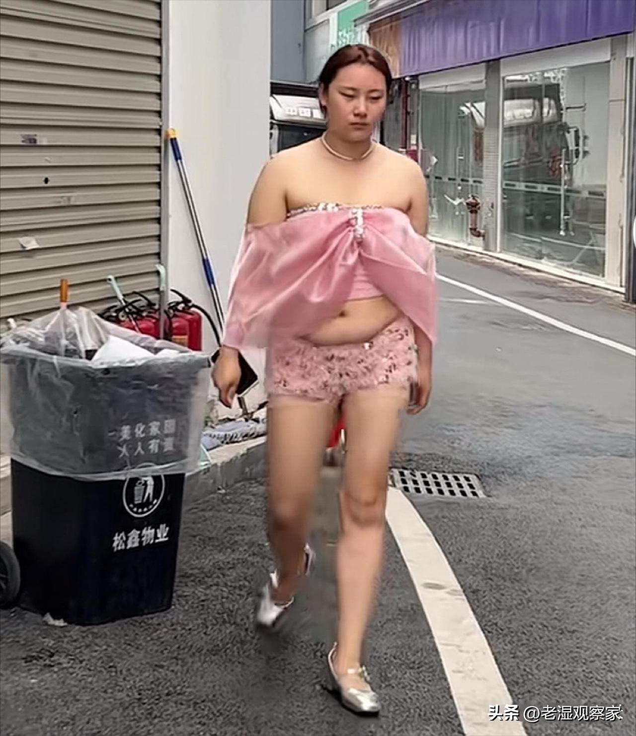 卖家：衣服送你，钱照退，能把买家秀删了吗[呲牙][捂脸]