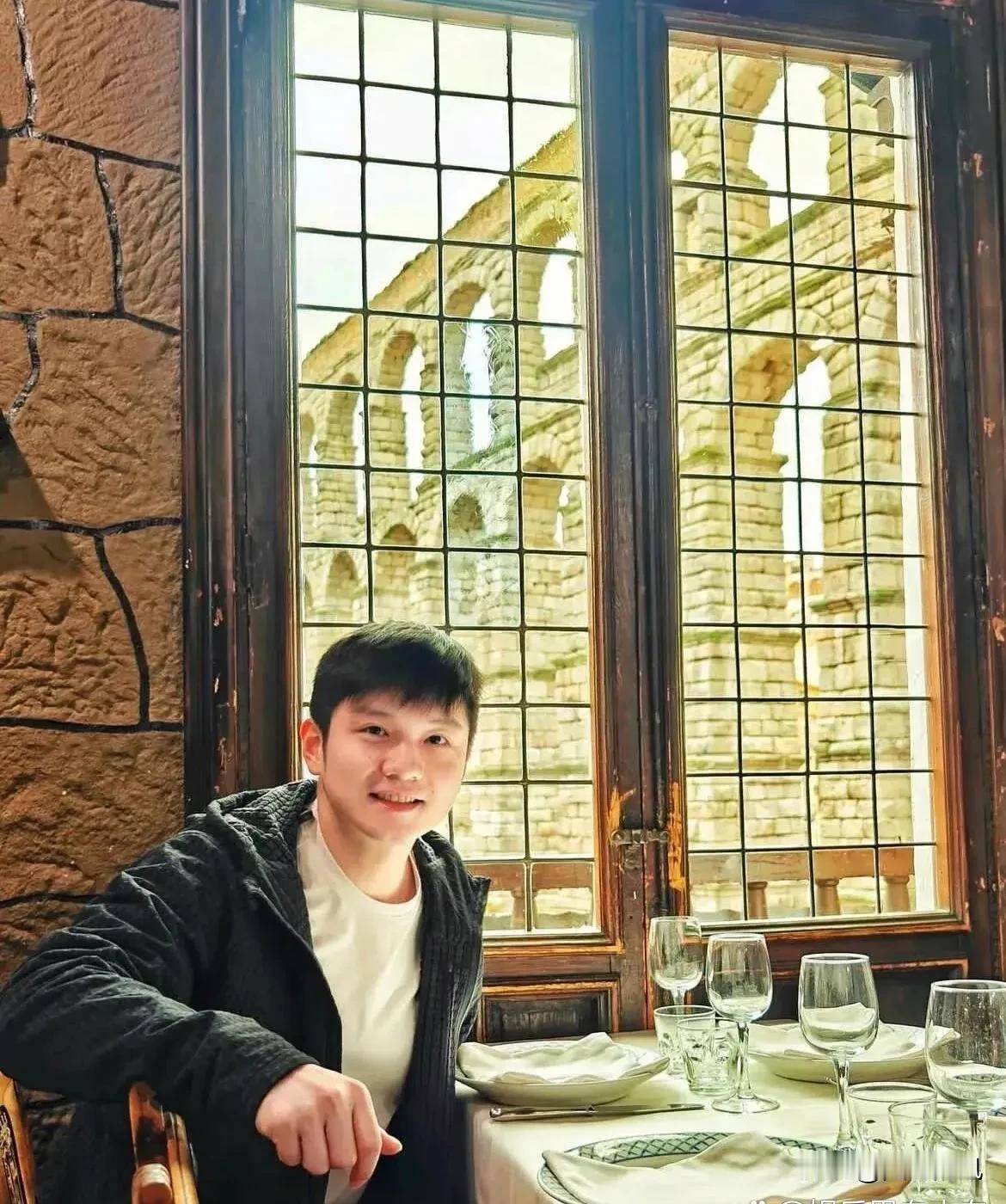 樊振东海外之旅尽情狂欢，拥抱广阔世界，畅享无限自由！

一枚沉甸甸的奥运金牌，铸