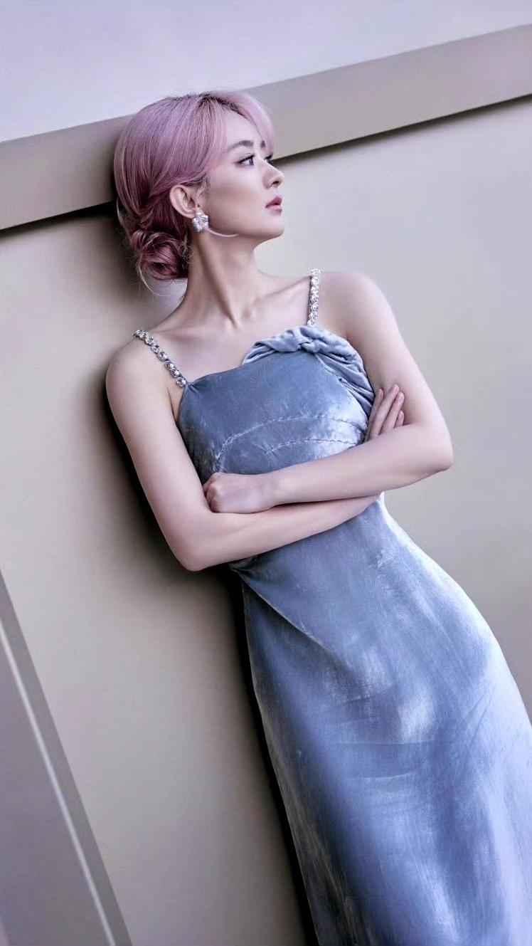 赵丽颖粉发造型美到失语！蓝丝绒礼裙配冷艳侧颜，氛围感拉满！

谁能拒绝赵丽颖的粉