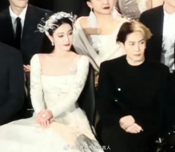 王嘉尔抽到了热巴的礼物豪门姐弟