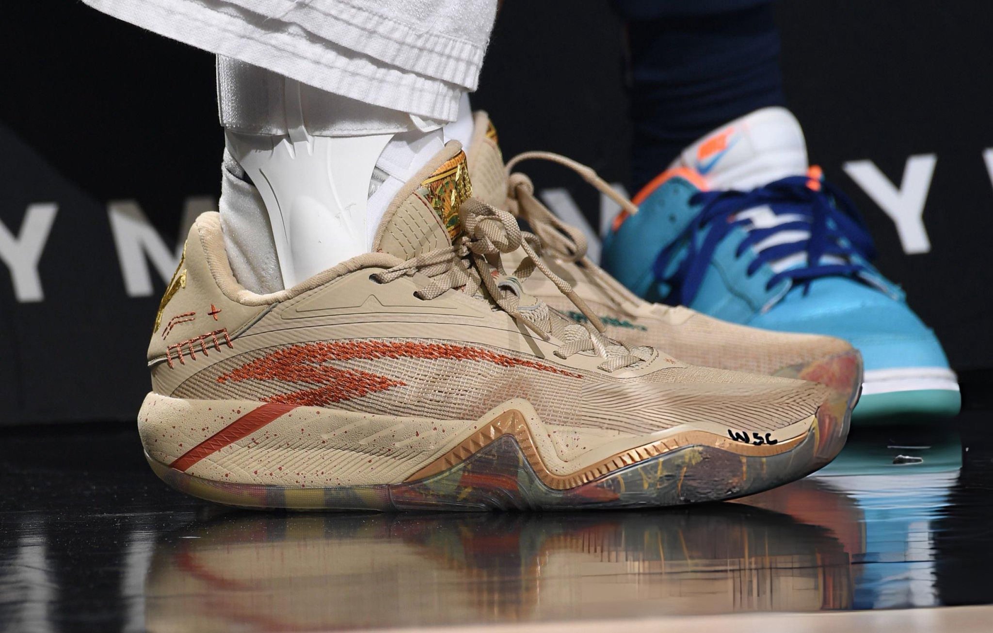 库里今天穿的是安踏  