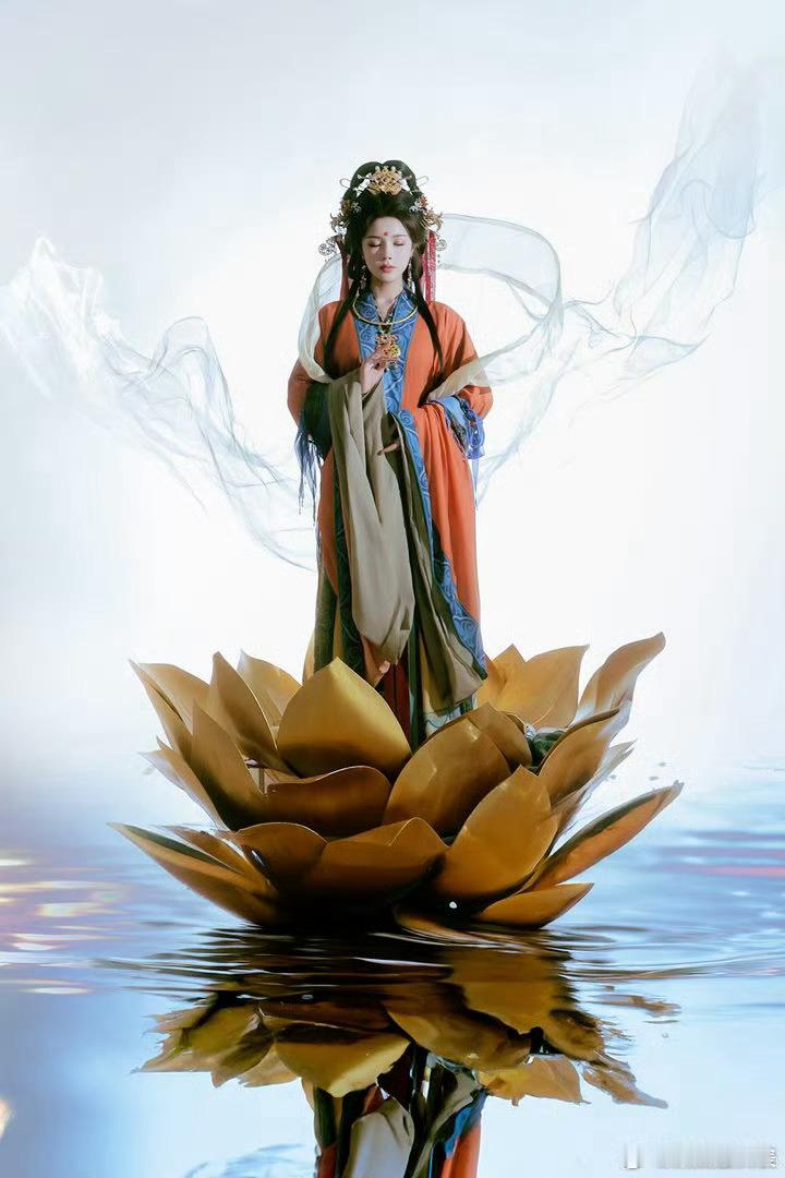 戴燕妮完全神女走出壁画戴燕妮这期造型真神了这是什么壁画里走出来的神女！戴燕妮一袭