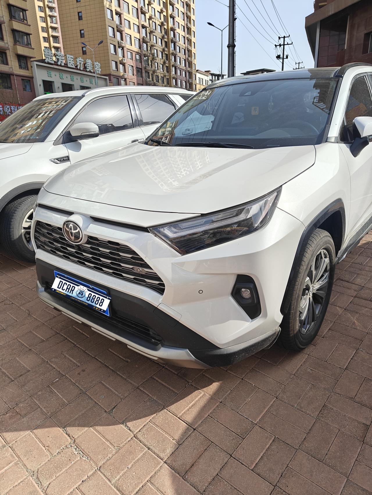 丰田凭借省油省心保值的优势，一直是不少家庭购车的首选，所以也会有很多人纠结是买新