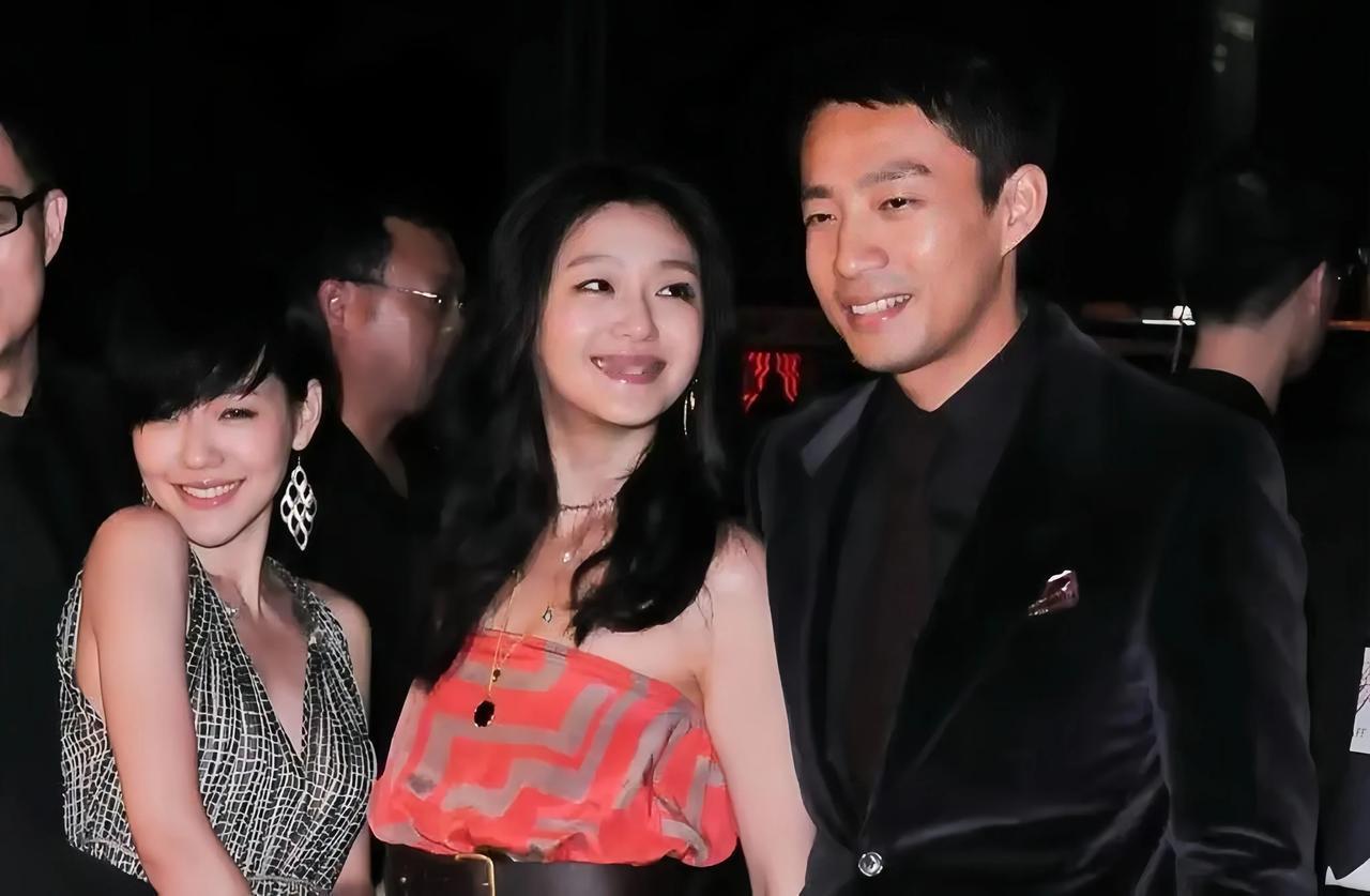汪小菲求婚成功后首次现身，与未婚妻一同巡视自家店面，看来这次是真的找到真爱了！
