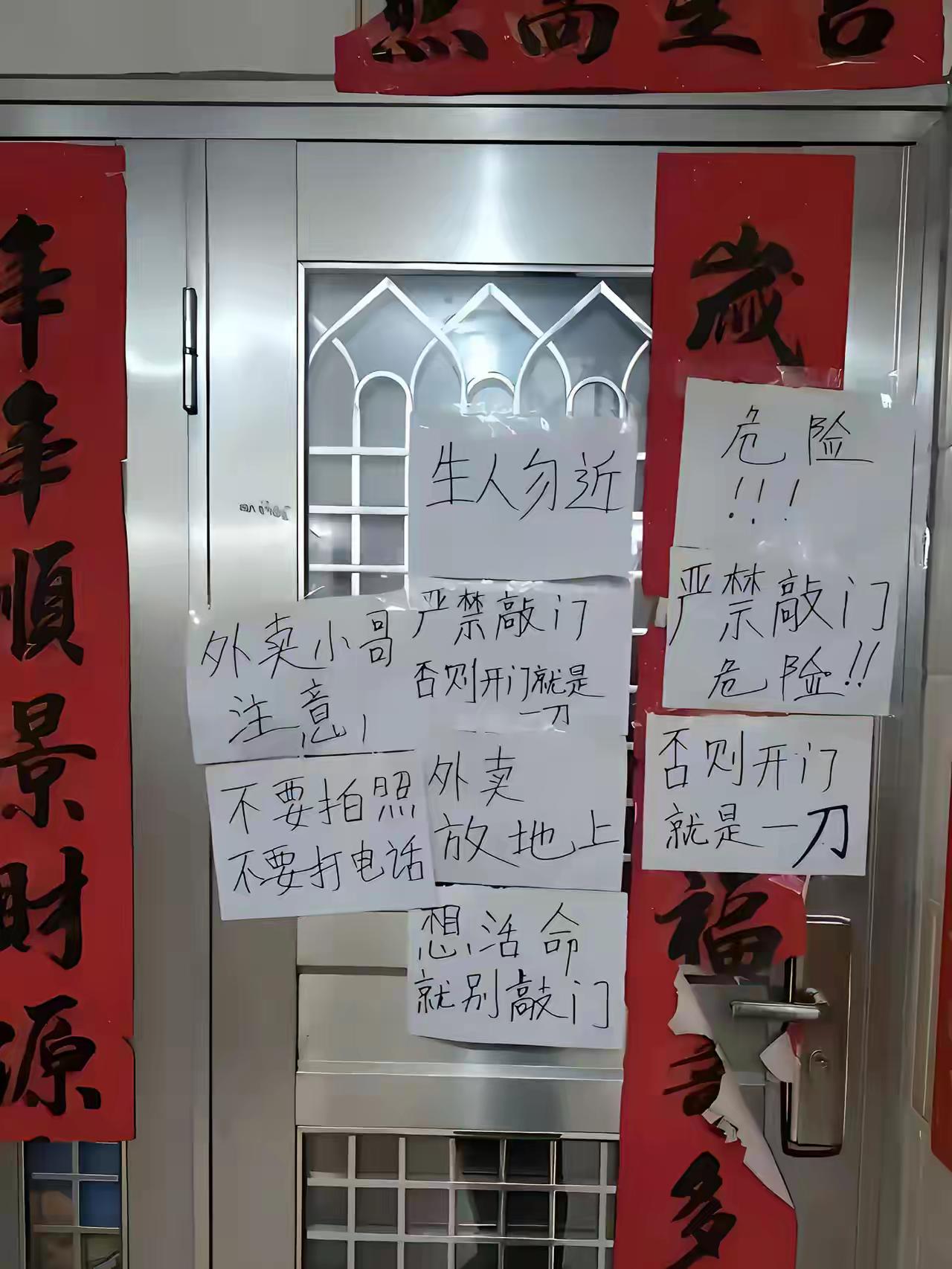 没有对比就没有伤害，就这两户人家对外卖小哥的态度截然不同，真的是一个天上，一个地