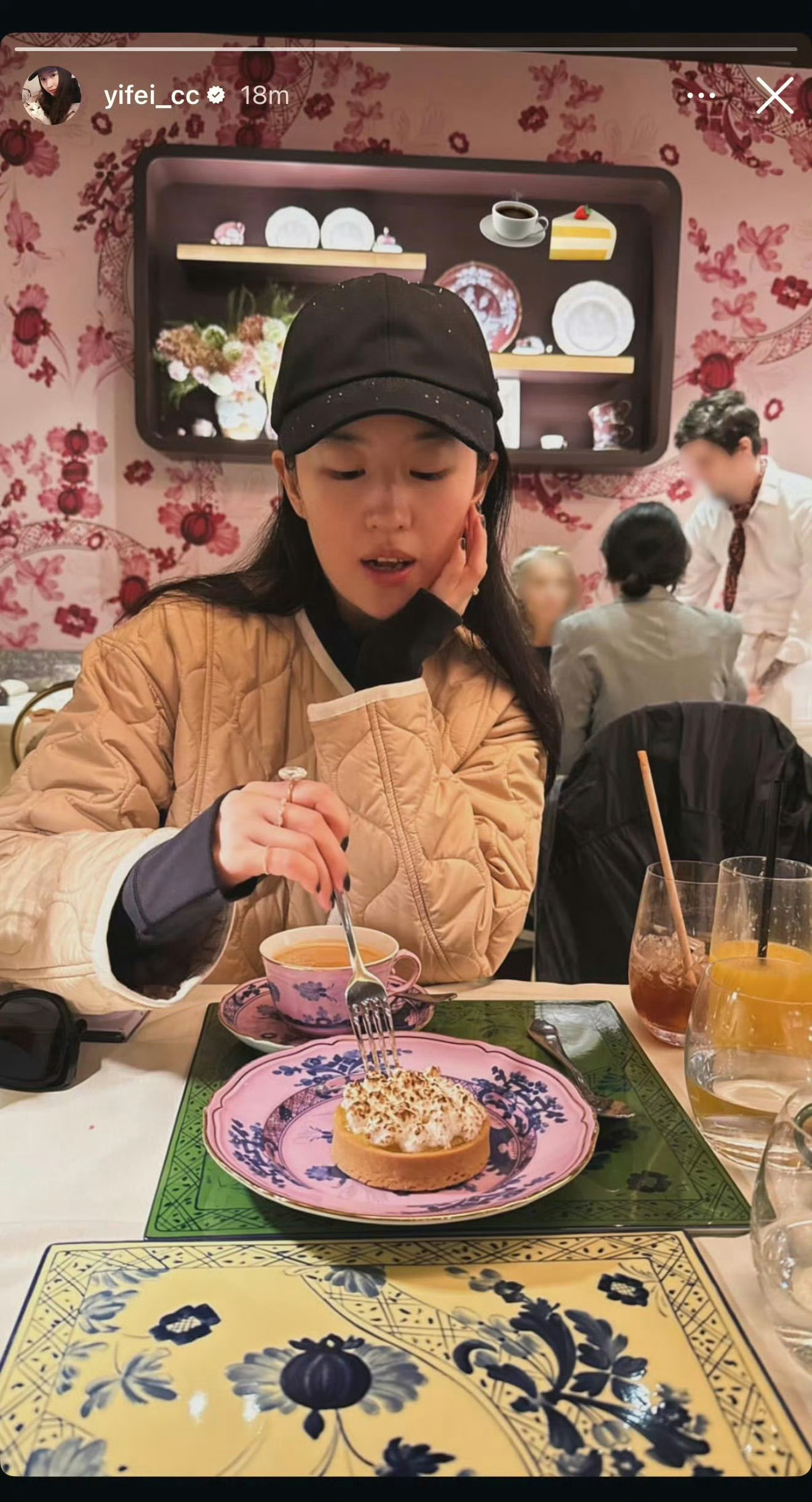 发现刘亦菲戴帽子真好看，小圆头鹅蛋脸，怎么看都好看 